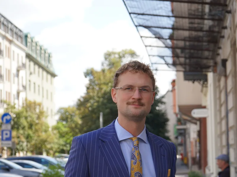 Filip Woźniakowski w drodze na oględziny nieruchomości