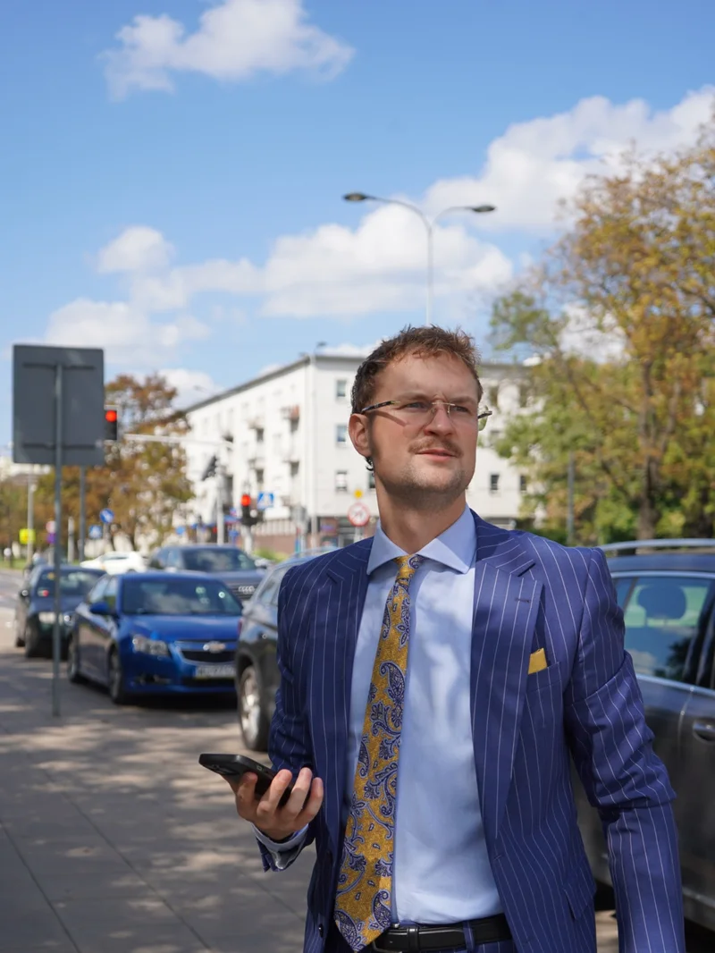 Filip Woźniakowski ogląda budynek przed wyceną nieruchomości